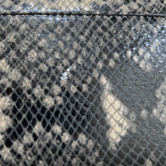 💚Stella & Dot Grey Snakeskin Zip Wallet w Tassel - Picture 5 of 8